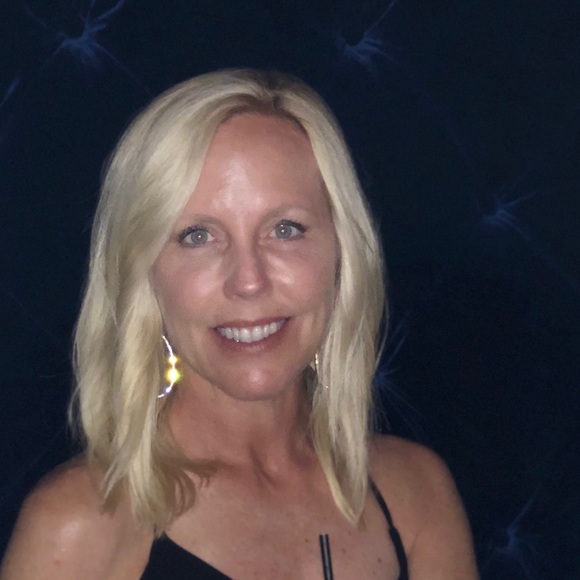 Meet your Posher, Stephanie - Picture 1 of 2